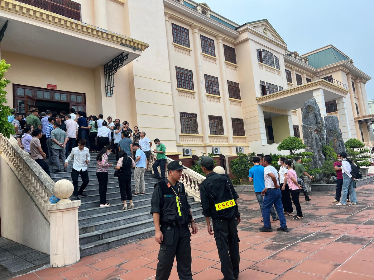 An ninh phiên tòa được thắt chặt bởi lực lược cảnh sát bảo vệ hỗ trợ tư pháp đến từ Công an tỉnh Yên Bái.