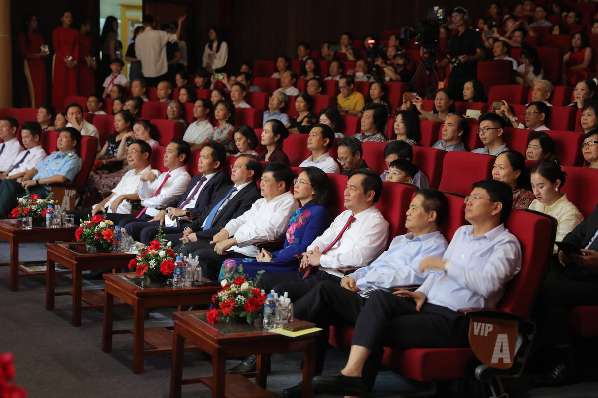 Các đại biểu tham dự trong chương trình.