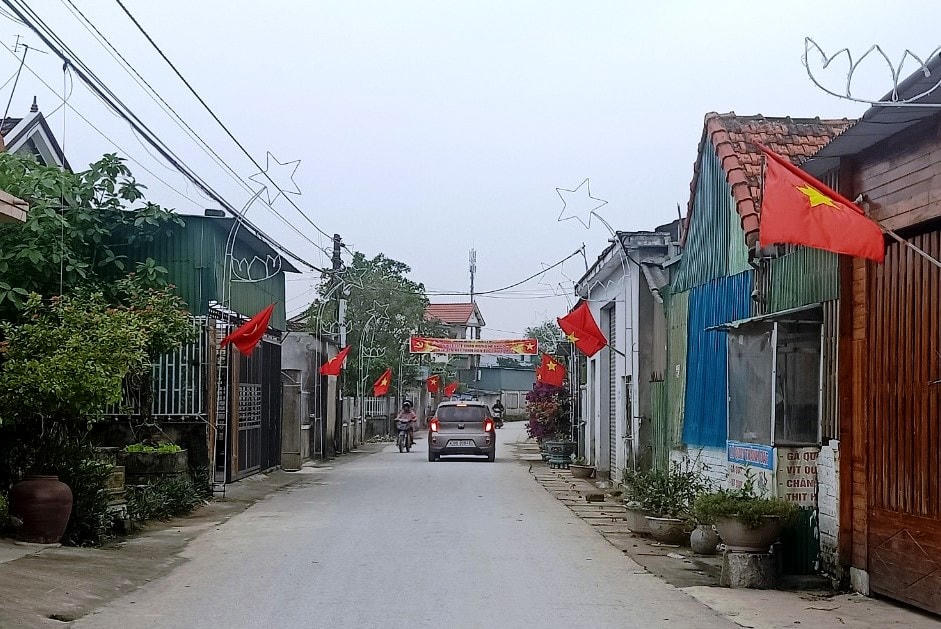 Khắp đường làng ngõ xóm tại xã Ích Hậu đều được bê tông hóa, hàng rào kiên cố, nhà cửa cao tầng san sát.