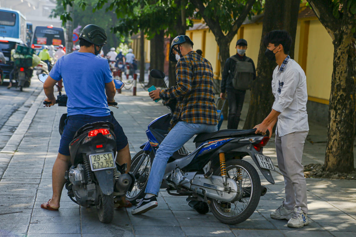 Đặc biệt, do tuyến đường này ùn tắc nghiêm trọng các phương tiện xe máy leo lên vỉa hè để di chuyển. Theo đó, do không cẩn thận hai xe máy đã va chạm với nhau.
