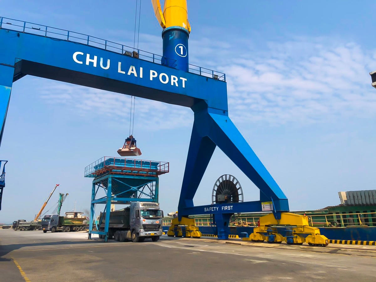 Hệ thống phễu rót phục vụ làm hàng đá vôi, muối..