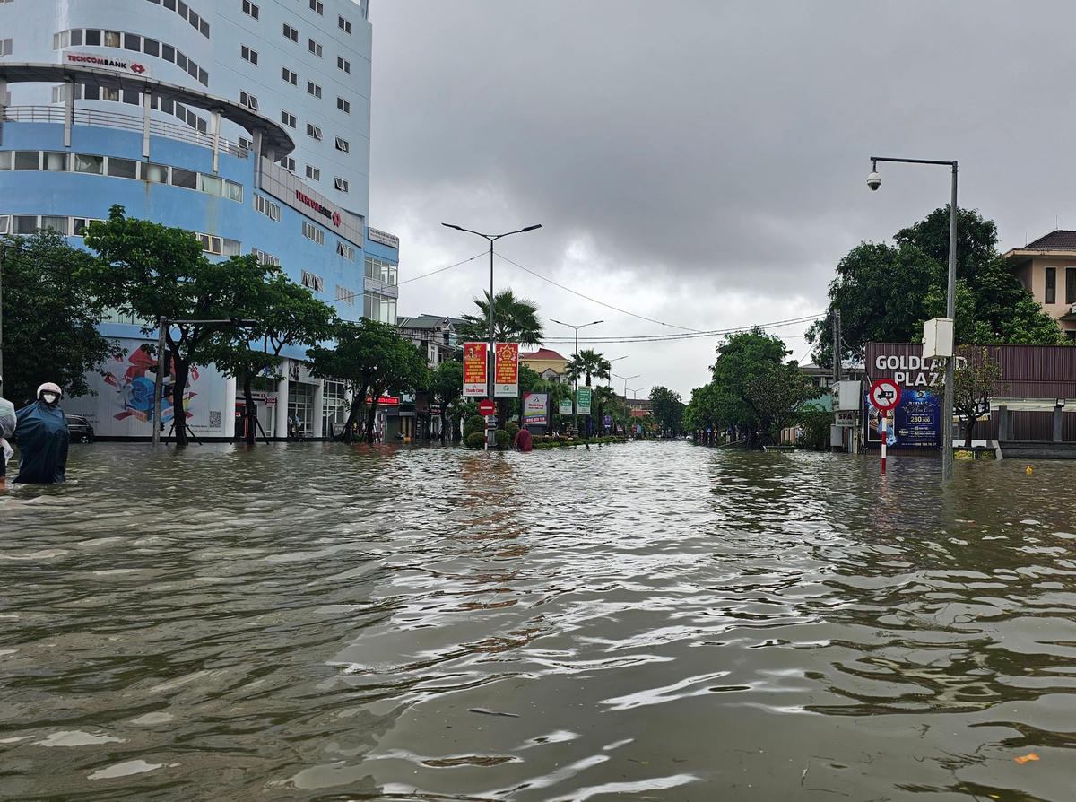 Nhiều tuyến đường trung tâm thành phố tứ bề bị bủa vây bởi nước lũ. Ảnh: Phúc Khang.