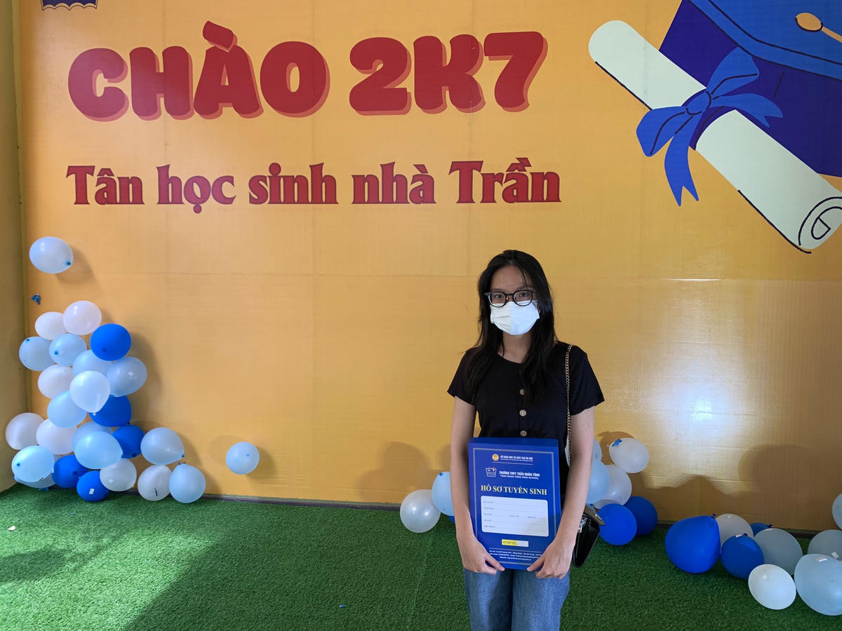Có mặt tại buổi nhập học, em Nguyễn Minh Thư - Á khoa đầu vào Trường THPT Trần Nhân Tông (Hà Nội), đạt 45,75 điểm trong Kỳ thi tuyển sinh vào lớp 10 cho biết, em rất vui và phấn khởi trong ngày nhập học và gặp gỡ các bạn bè, thầy cô mới. “Từ hôm nay, em chính thức trở thành học sinh của Trường THPT Trần Nhân Tông. Đây là thành quả đánh dấu sự cố gắng và nỗ lực của em. Em sẽ luôn không ngừng học tập và trau dồi tri thức để đạt được nhiều thành công hơn nữa”, Thư chia sẻ.