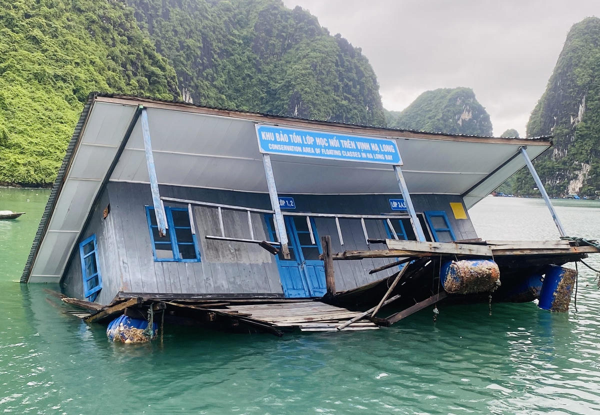 Nhà bảo tồn lớp học làng chài Cửa Vạn trên vịnh Hạ Long bị chìm và đã được tháo dỡ.