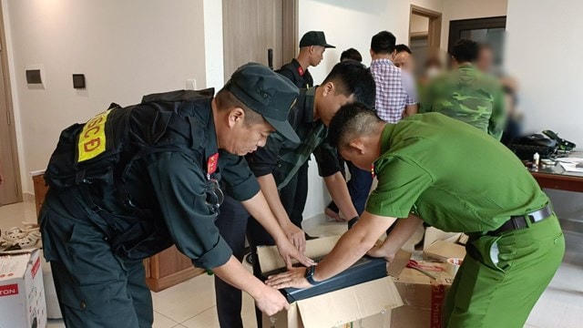 Lực lượng chức năng thu giữ tang vật của vụ án. Ảnh: Công an tỉnh Bắc Giang.