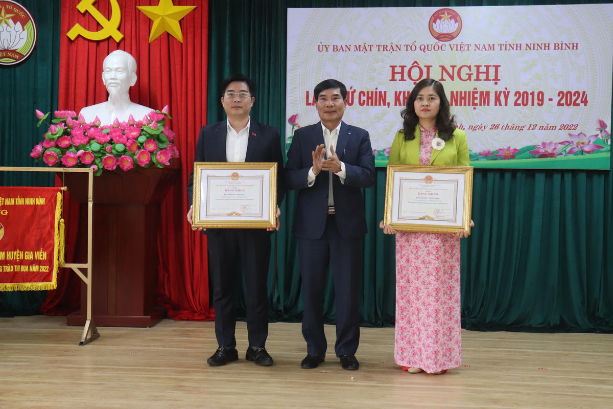 Các cá nhân có thành tích xuất sắc trong công tác Mặt trận năm 2022 nhận bằng khen.