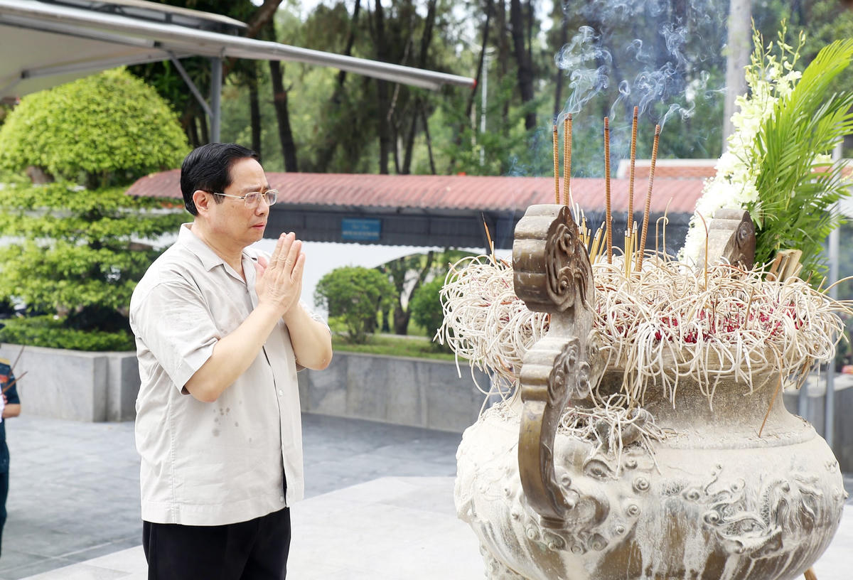 Thủ tướng kính cẩn nghiêng mình, bày tỏ lòng biết ơn vô hạn đối với công lao to lớn của các thế hệ cha anh vì sự nghiệp đấu tranh giải phóng dân tộc và thống nhất đất nước.
