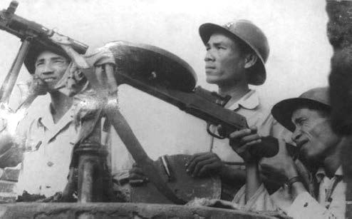 Đội tự vệ Nhà máy điện Việt Trì, Phú Thọ sẵn sàng chiến đấu.