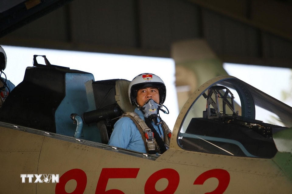 Trước khi thực hiện mỗi chuyến bay, phi công sẽ thực hiện kiểm tra máy móc đảm bảo an toàn. (Ảnh: Lê Xuân/TTXVN)
