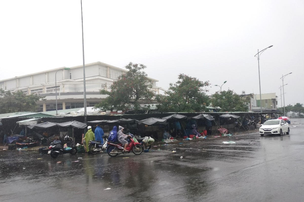 Mưa bắt đầu đổ xuống, người dân TP Tam Kỳ tranh thủ đi chợ để về trú bão.