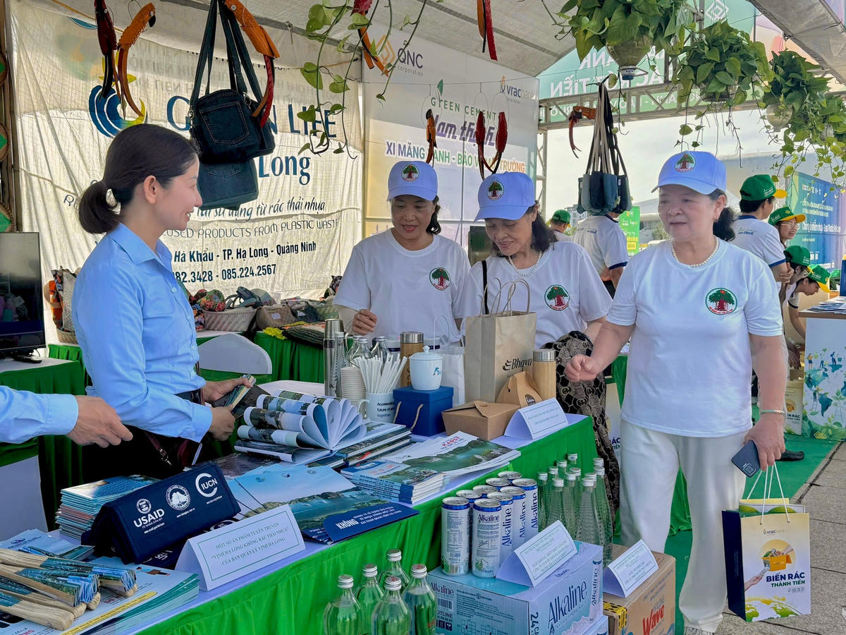  Người dân tham quan khu trưng bày của Ban Quản lý vịnh Hạ Long. Ảnh: Ngọc Anh.
