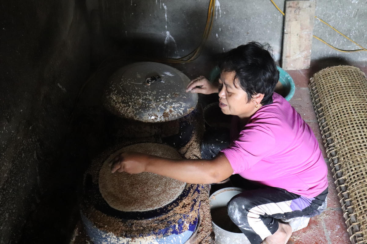 Bà Nguyễn Thị Diệp, thôn Đắc Châu 2 chia sẻ, mỗi ngày, gia đình bà làm khoảng 1.000 chiếc bánh, giá bình quân hiện tại là từ 8.000 - 10.000đ/chiếc. Theo bà Diệp, bánh chỉ làm được khi trời có nắng để phơi, nên trong tháng có ngày làm có ngày không, thu nhập bình quân cũng giao động khoảng 400 - 500 nghìn đồng/ngày.