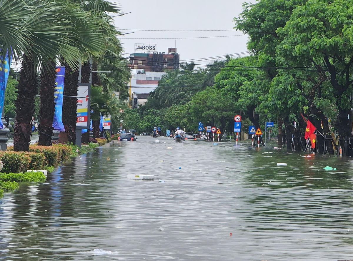 Các tuyến đường tại 36 phường, xã thành phố Huế bị ngập. Thậm chí, một số tuyến đường ngập sâu từ 0,3-0,6m. Ảnh: Phúc Khang.