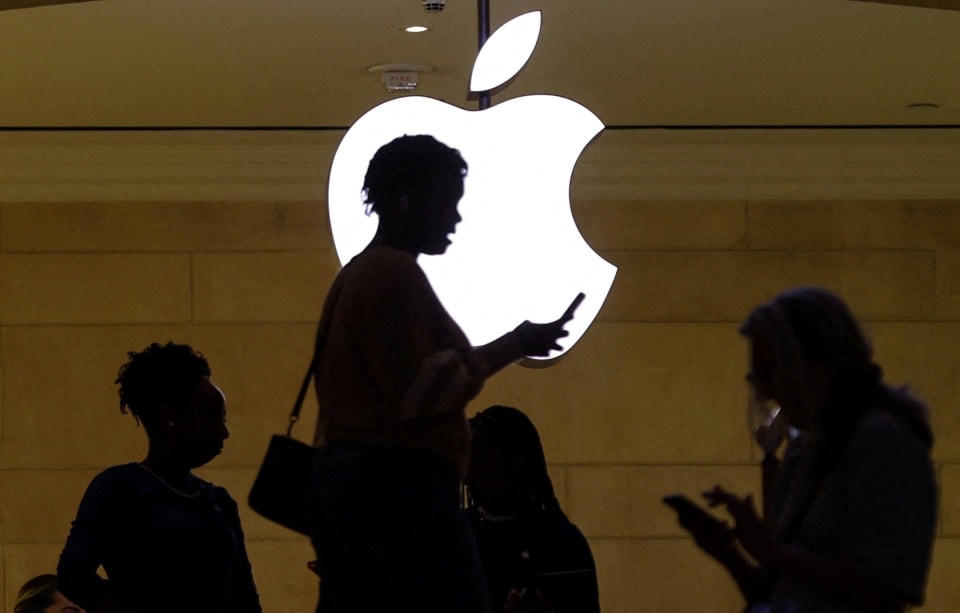 Các gói Chia sẻ gia đình của Apple có thể giúp một nhóm năm người không mua cùng một ứng dụng. Ảnh: Reuters.