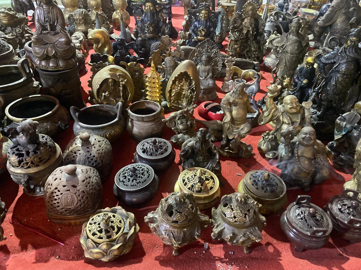 Tận thấy phiên chợ 'mua may, bán rủi' đầu xuân