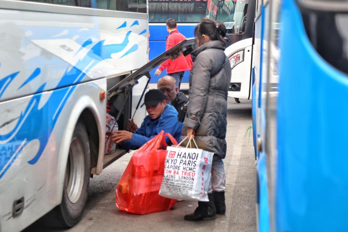 Nhà xe cất đồ cho hành khách.
