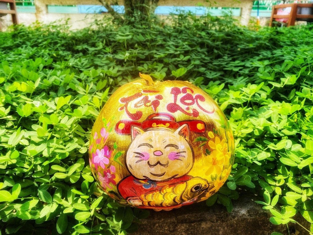 Cô giáo dùng nét thư pháp “thổi hồn” trên quả dừa chưng Tết