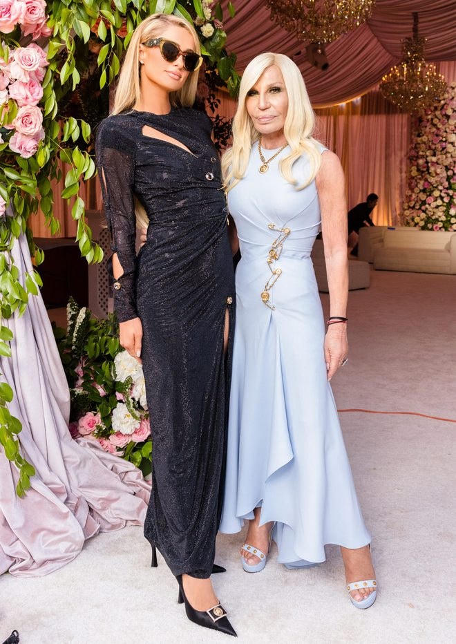 Paris Hilton sang chảnh hết cỡ với dàn khách mời và Donatella Versace.