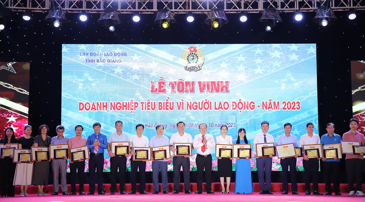 Chủ tịch MTTQ tỉnh Bắc Giang Trần Công Thắng và Chủ tịch LĐLĐ tỉnh Nguyễn Văn Cảnh trao Bằng khen và biểu trưng của LĐLĐ tỉnh cho các doanh nghiệp tiêu biểu vì người lao động.
