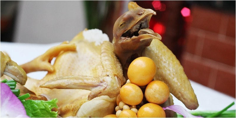 Cách luộc và tạo dáng gà cúng giao thừa đẹp mắt