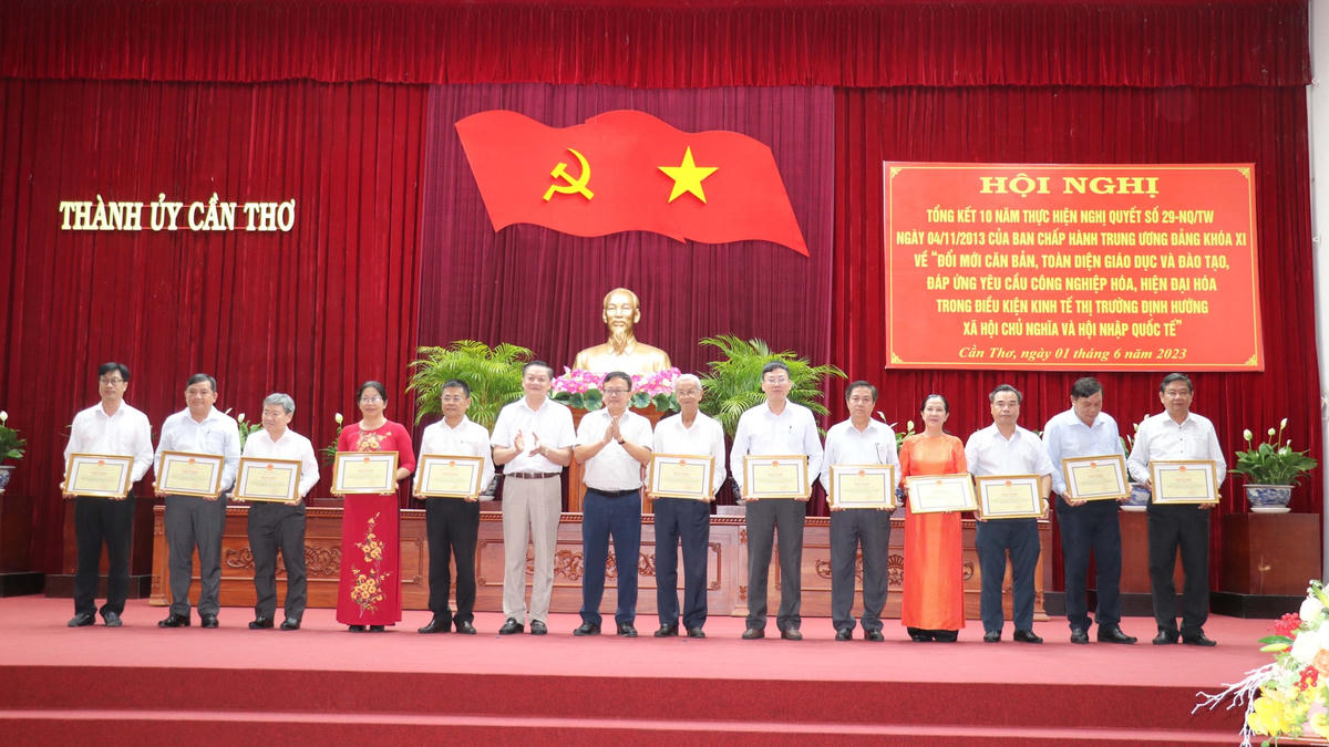 Trao bằng khen của Chủ tịch UBND thành phố cho các cá nhân vì đã thực hiện tốt Nghị quyết số 29-NQ/TW ngày 04/11/2013 của Ban Chấp hành Trung ương Đảng.