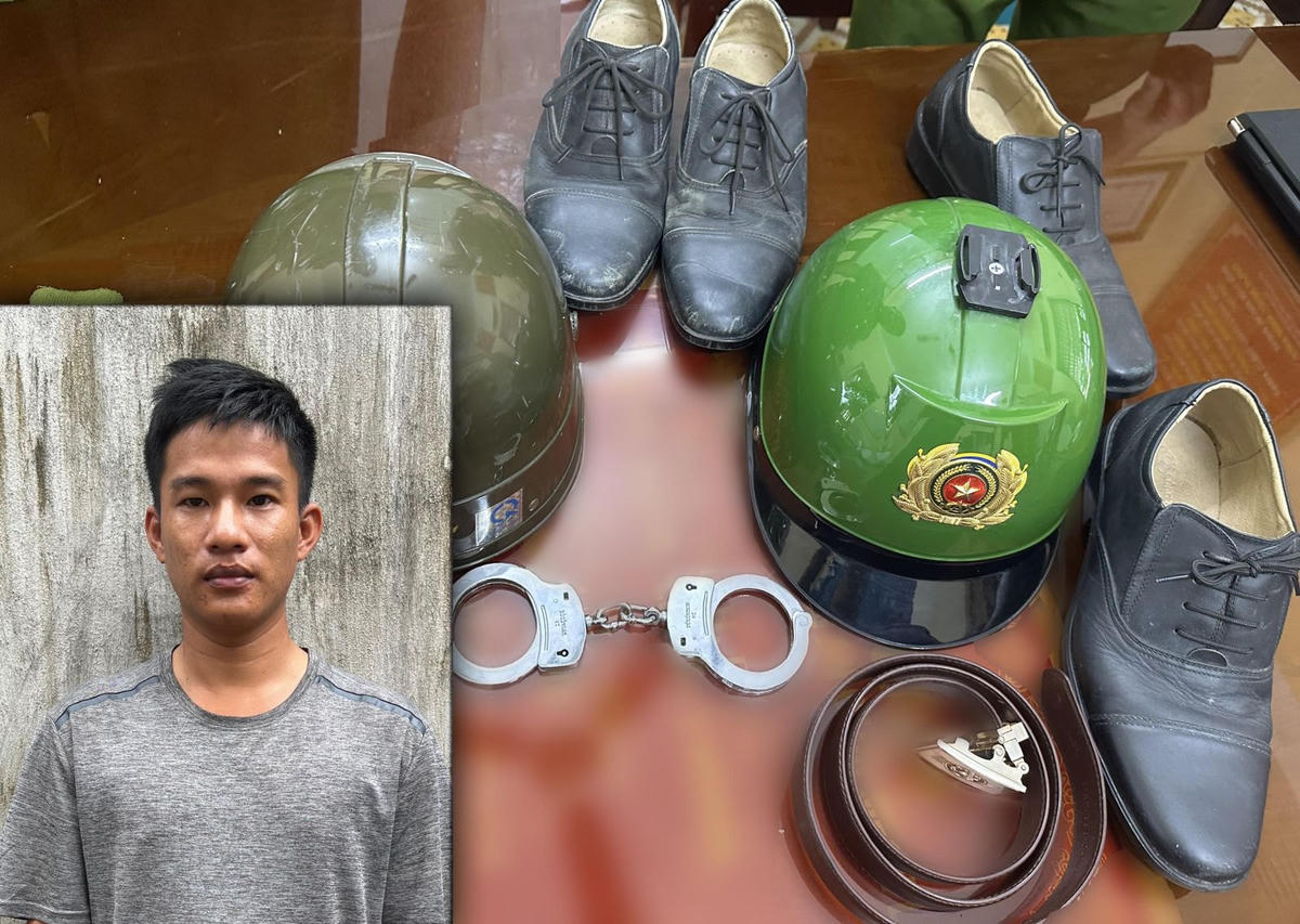 Các trang phục CAND được Hưng mua để mặc rồi chụp ảnh đăng lên mạng.