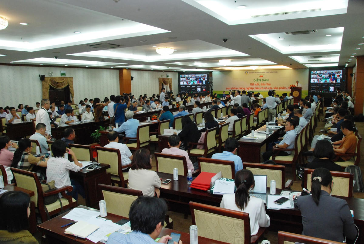 Quang cảnh Diễn đàn 'Kết nối, tiêu thụ sản phẩm nông nghiệp hữu cơ và các sản phẩm chế biến'. 