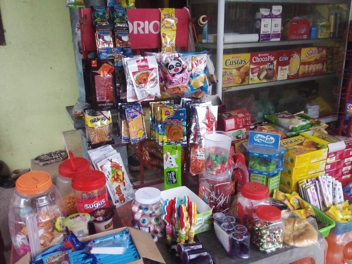 Những món đồ ăn vặt nhiều màu sắc được bày bán.