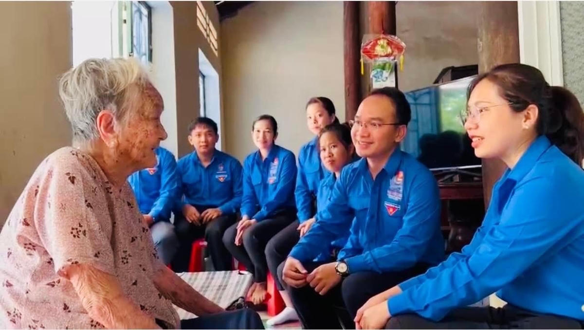 Một hoạt động thăm gia đình có công với Cách mạng của các đoàn viên huyện Phú Giáo (tỉnh Bình Dương) trước thềm đại hội. (Ảnh: Như Ý).