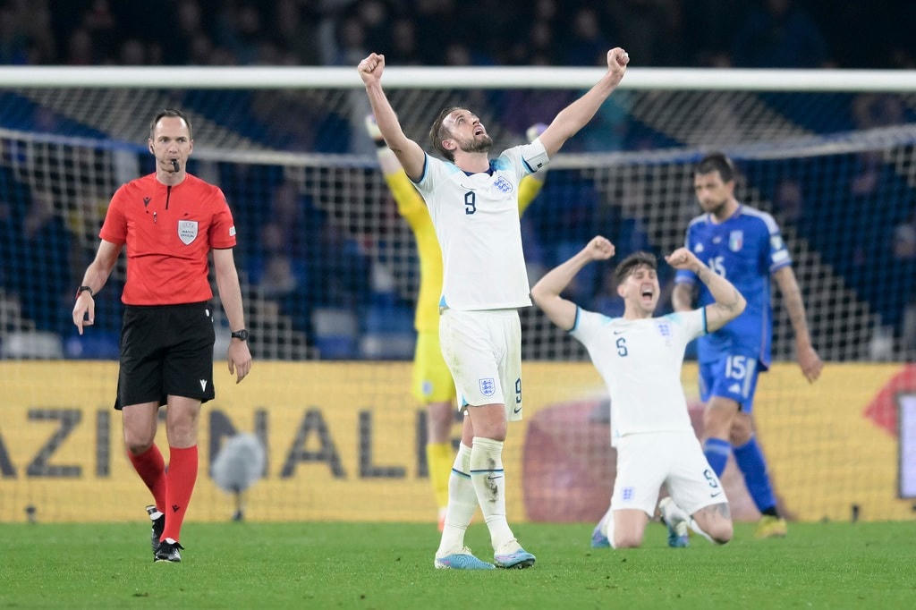 Harry Kane ghi bàn giúp tuyển Anh thắng Italy 2-1 (Ảnh: AP).