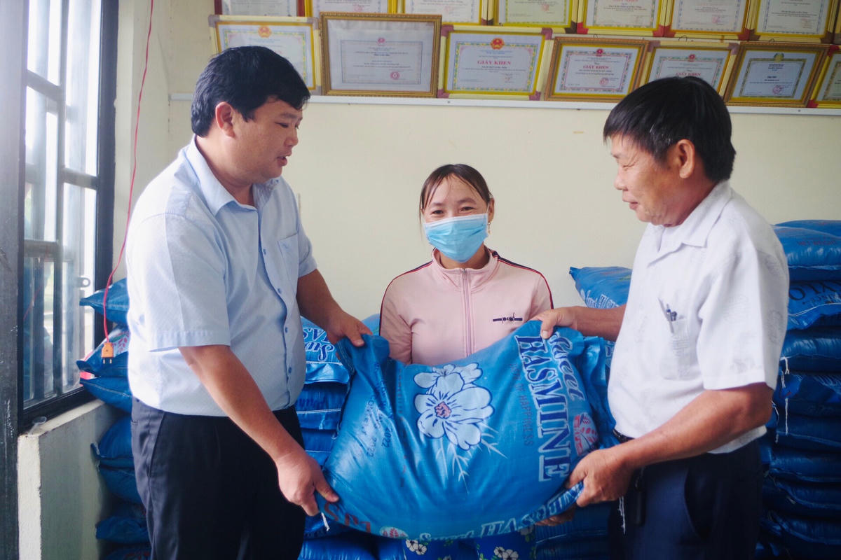 Lãnh đạo Ủy ban MTTQ Việt Nam tỉnh Quảng Ngãi hỗ trợ gạo cho người dân nghèo ở huyện Mộ Đức. 