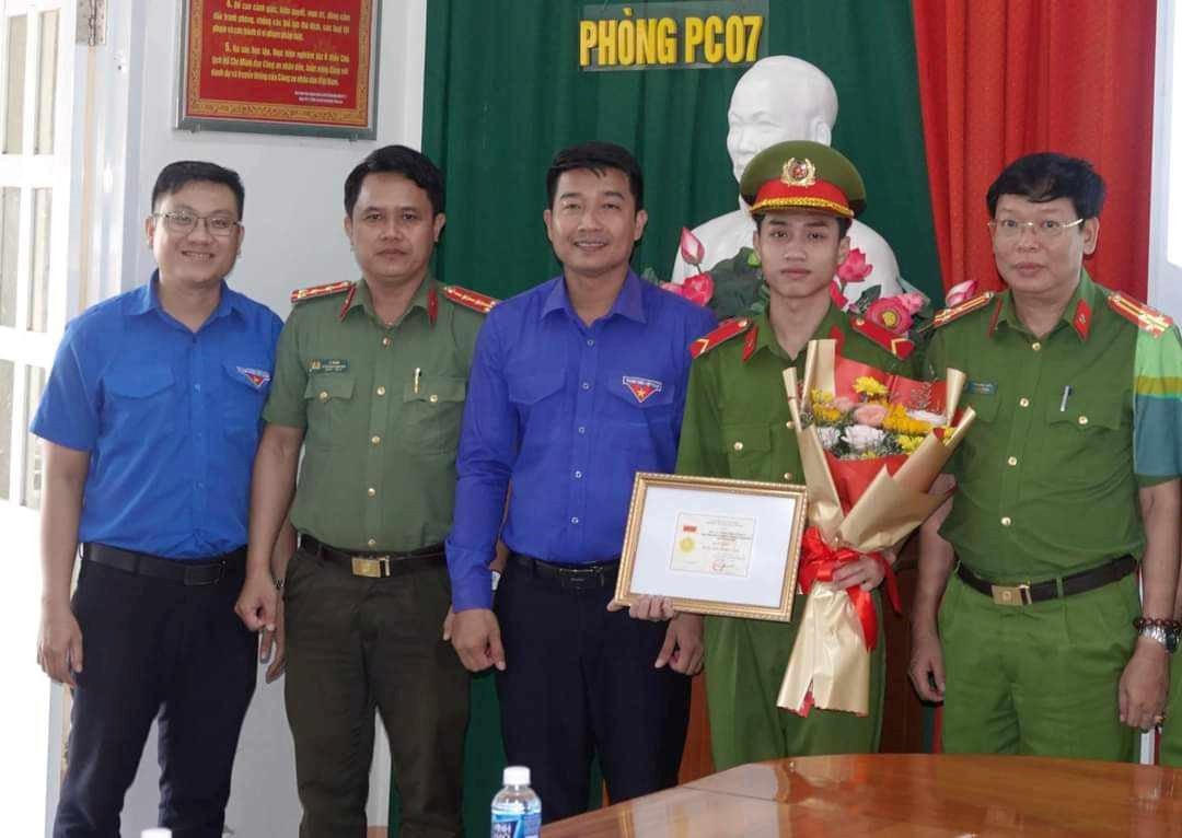 Trao danh hiệu Tuổi trẻ dũng cảm cho Binh nhì Trần Văn Quỳnh, Phòng Cảnh sát Phòng cháy, chữa cháy và cứu nạn, cứu hộ, Công an tỉnh  Bình Thuận.