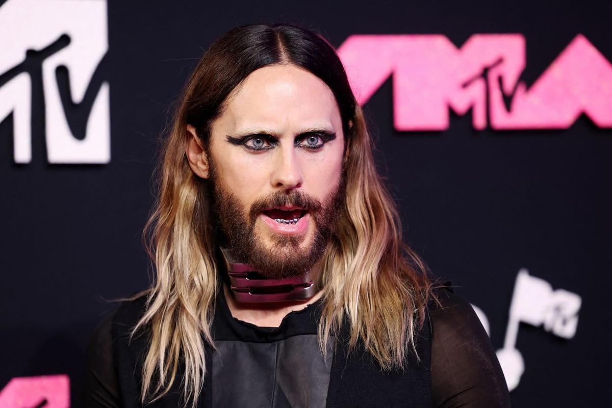 Jared Leto như “ma cà rồng” với tông màu đen toàn phần và phấn mắt màu khói.