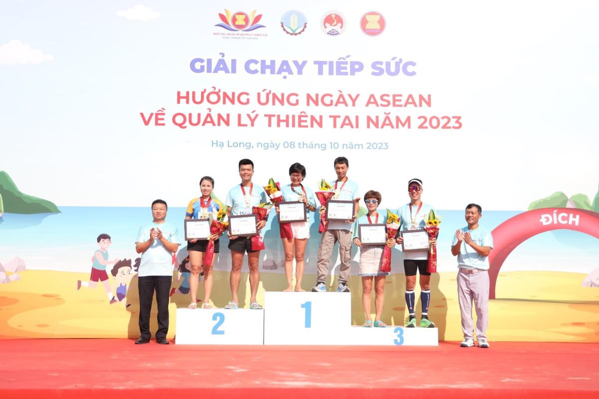Ban tổ chức trao giải cho các vận động viên có thành tích xuất sắc.