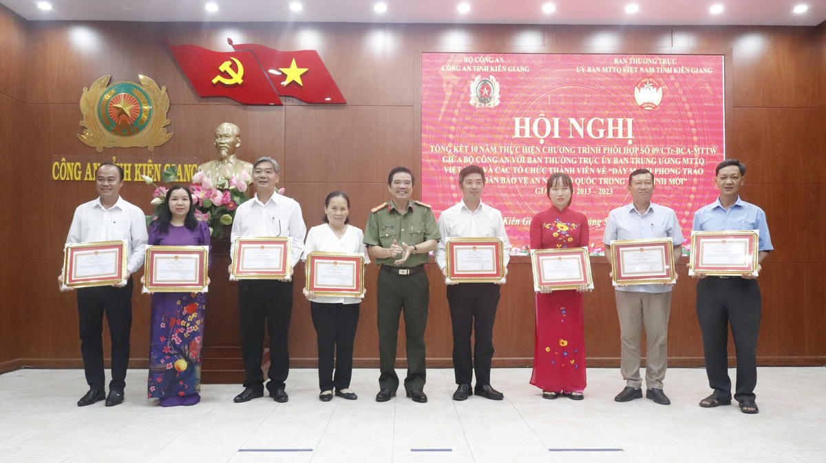 Đại tá Lê Văn Quý (giữa) - Phó Giám đốc Công an tỉnh tặng giấy khen cho các cá nhân có thành tích xuất sắc