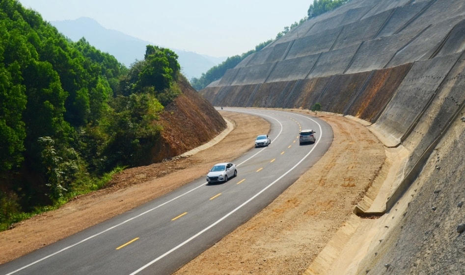 Một phần của cao tốc Cam Lộ - La Sơn đã thảm nhựa (Ảnh: Báo Đầu tư).