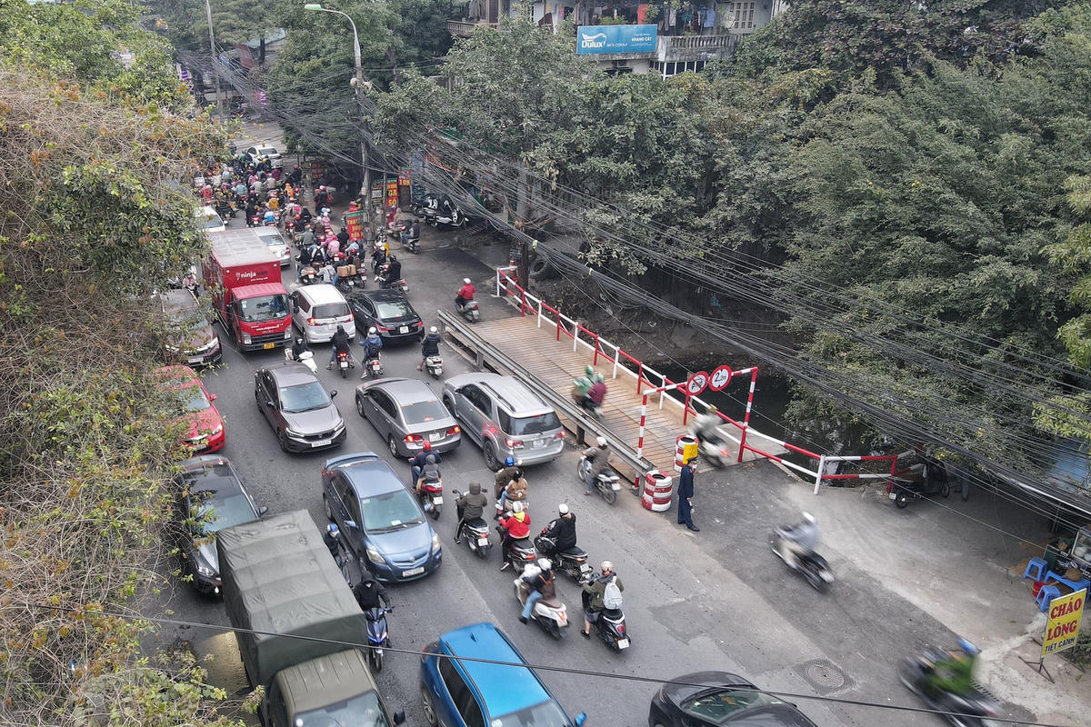 Theo ông Nguyễn Hoàng Hải, Phó Giám đốc Ban Duy tu cho biết, tuyến đường Cầu Bươu đoạn từ cống Yên Xá đến nút giao với Đại lộ Chu Văn An là một điểm đen về ùn tắc giao thông. Thông thường muốn đi qua đấy các phương tiện phải mất từ 5-7 nhịp đèn mới có thể đi qua được. Trước thực tế này, Sở GTVT Hà Nội đang nghiên cứu, đưa ra một số giải pháp.