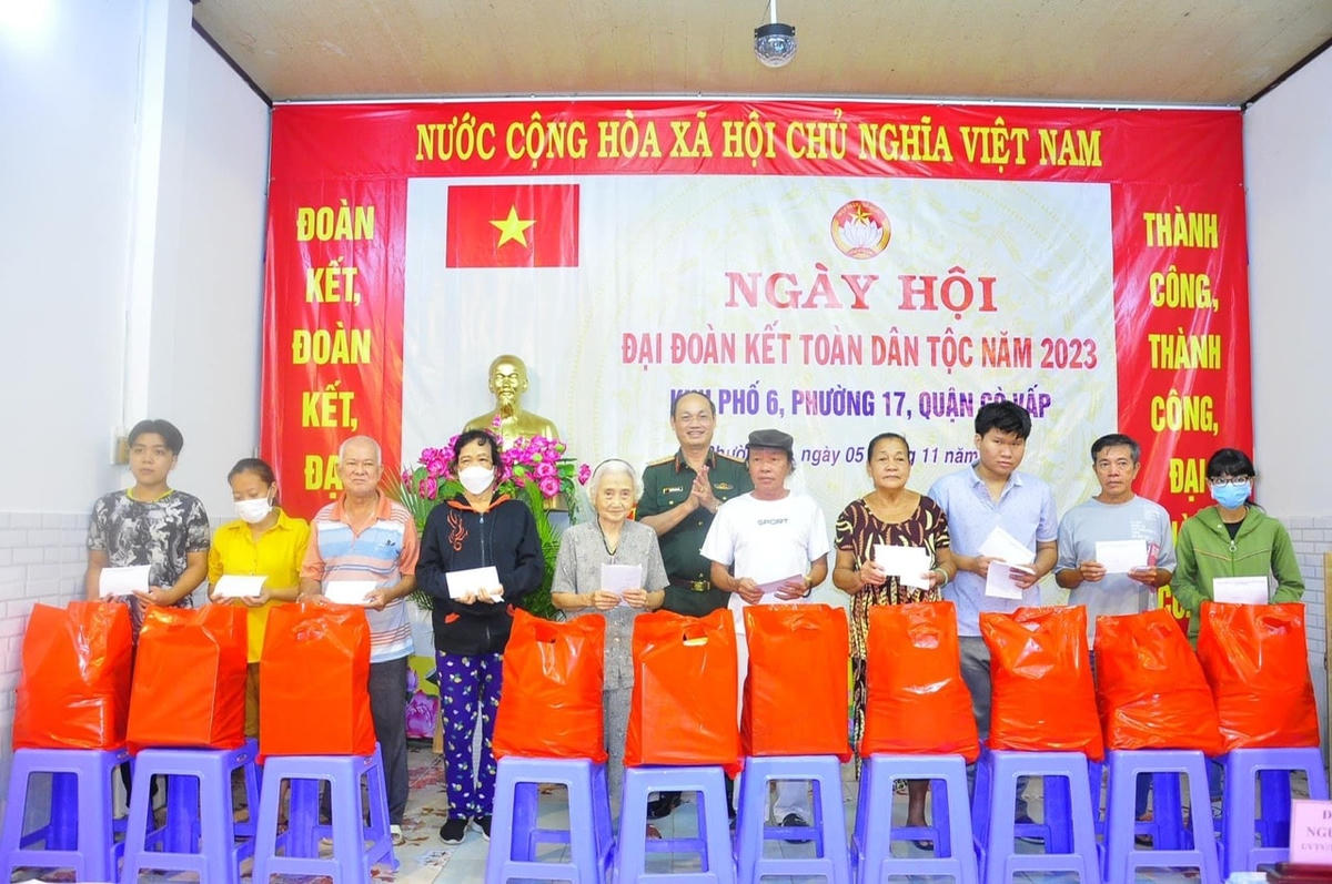 Trung tướng Nguyễn Văn Nam trao quà hỗ trợ người nghèo.