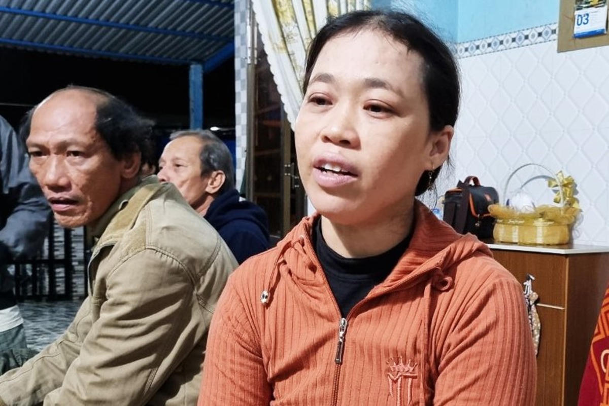 Chị Mai Thị Nghị lo lắng cho chồng mình.