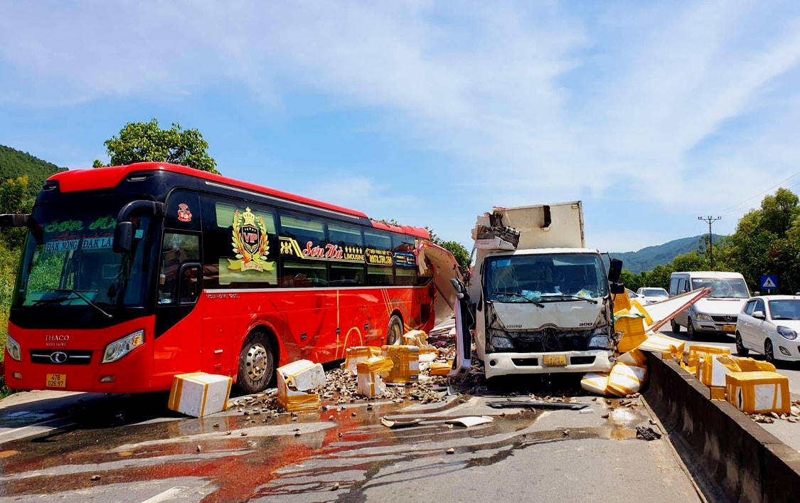 Vụ tai nạn liên hoàn làm nhiều hành khách trên xe khách hoảng loạn. 