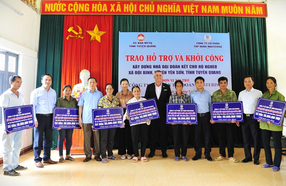 Phó Chủ tịch Trương Thị Ngọc Ánh cùng các đại biểu trao kinh phí hỗ trợ xây dựng nhà Đại đoàn kết cho hộ nghèo tại xã Đội Bình, huyện Yên Sơn, tỉnh Tuyên Quang.