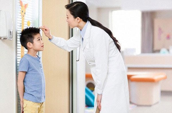 Theo dõi biểu đồ tăng trưởng của trẻ để phát hiện sớm và can thiệp kịp thời.  