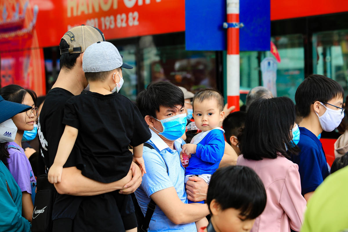 Nhiều em nhỏ cũng được bố, mẹ dẫn đi ngắm cảnh Thủ đô bằng xe buýt 2 tầng.