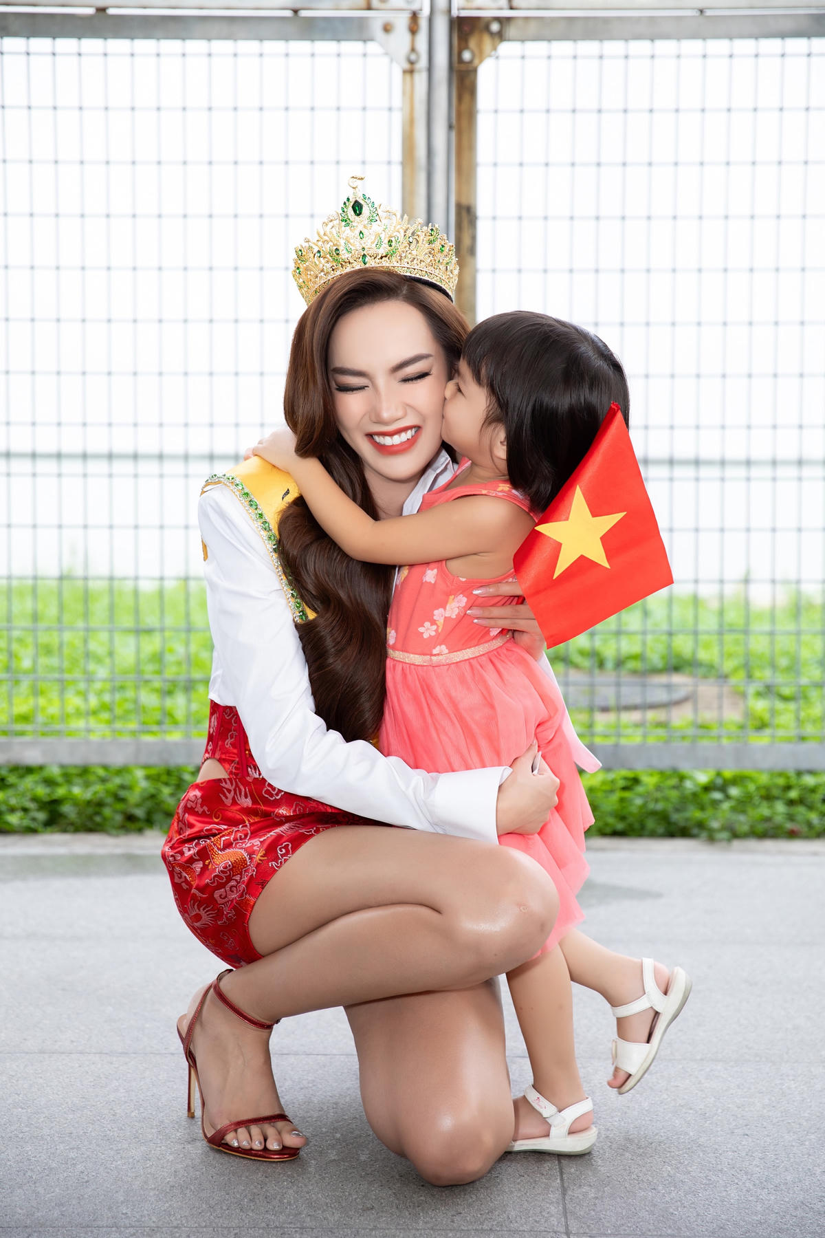 Nàng hậu có chuyến bay dài 2 tiếng đồng hồ và đến Hà Nội vào trưa ngày 3/10. Ảnh: BTC.