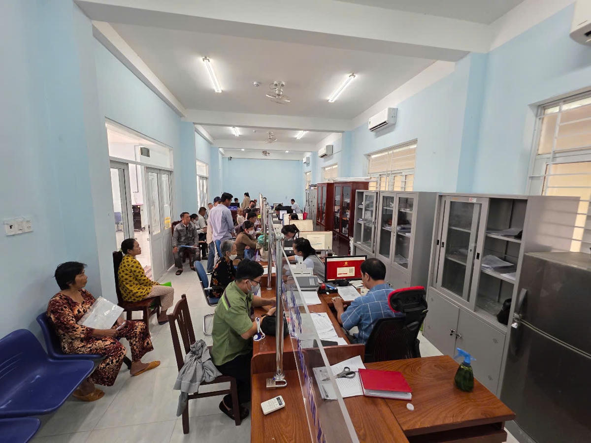ẢNH 3 Sau 1 tháng áp dụng chính quyền 2 cấp Cà Mau, việc giải quyết thủ tục, hồ sơ ở phường, xã được đánh giá nhanh gọn hơn.