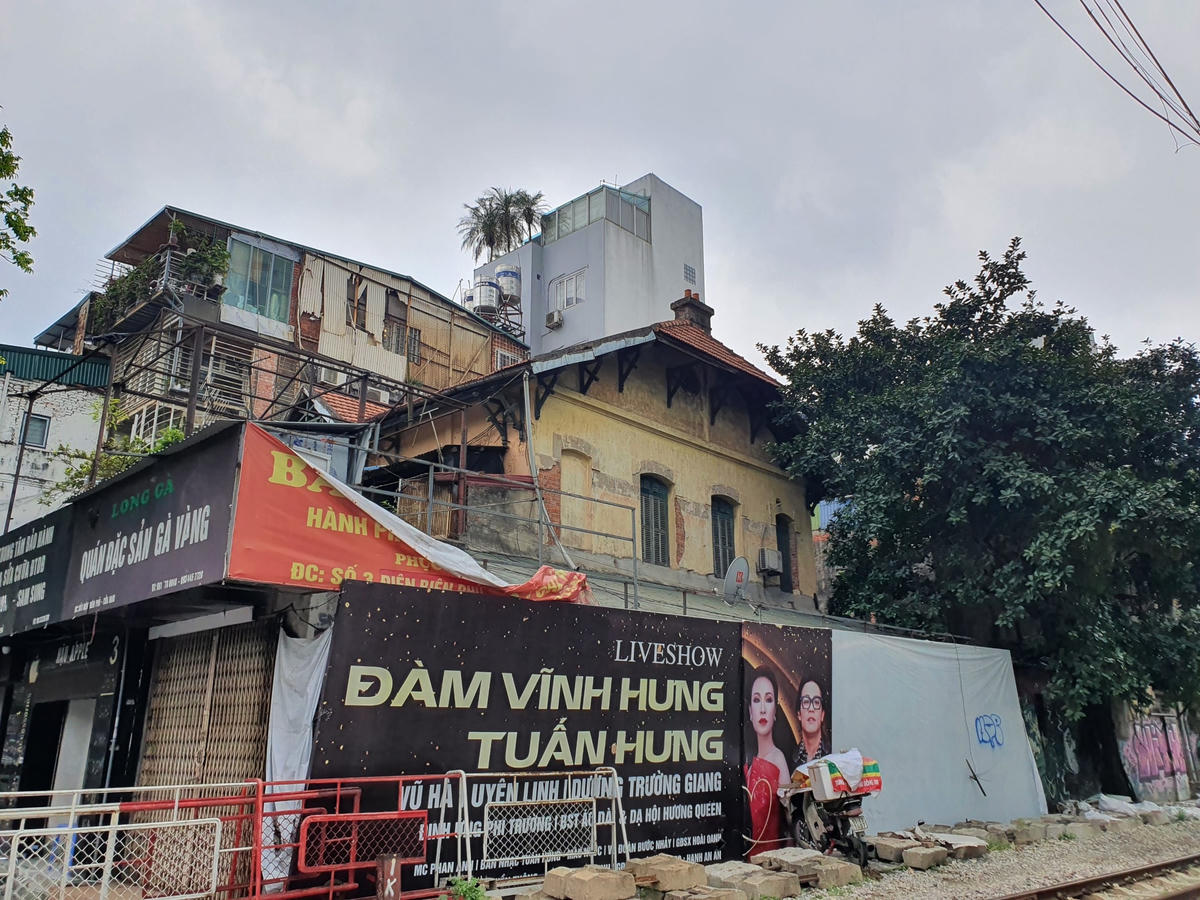 Cả chục hộ gia đình chung cảnh tù túng, tạm bợ khi sống trong căn biệt thự Pháp cổ này. Tất cả đều hi vọng thành phố sớm có phương án sửa chữa, tu tạo.