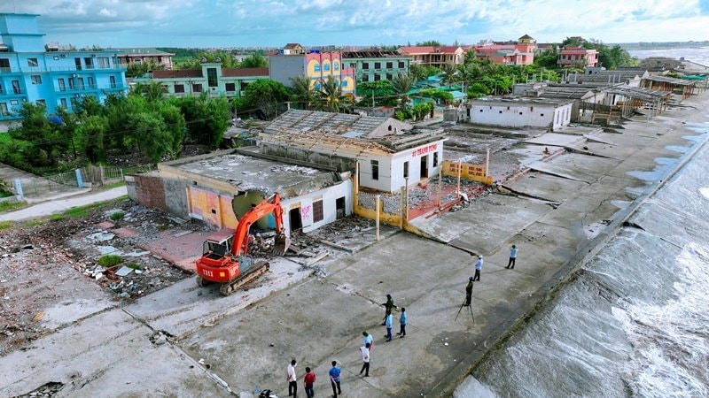 Sáng 22/8, chính quyền địa phương tiếp tục thực hiện kế hoạch giải tỏa 60 ki-ốt hết hạn thuê đất tại ven bãi biển Quất Lâm (Giao Thủy, Nam Định).