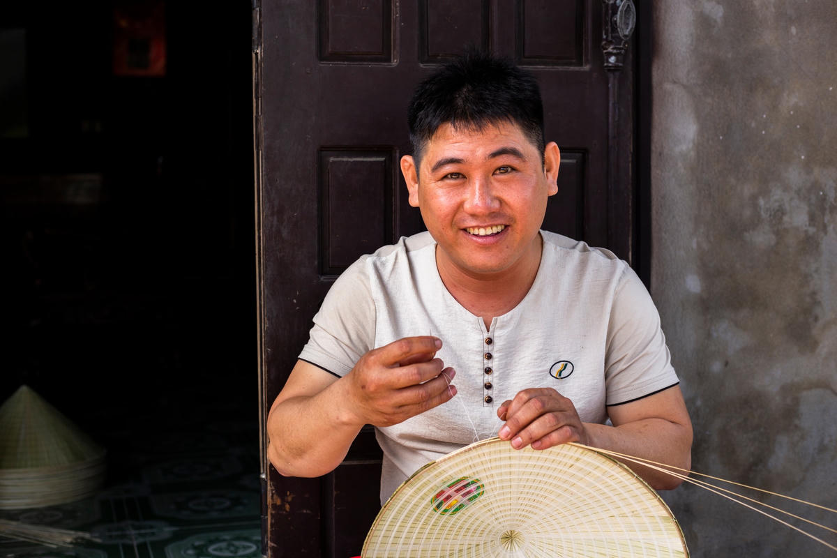 Ðể làm ra một chiếc nón lá hoàn hảo, người thợ phải bỏ ra khá nhiều thời gian và công sức, tỉ mỉ trong từng khâu mua nguyên vật liệu, phơi lá, ủi lá, làm vành... đến may nón.