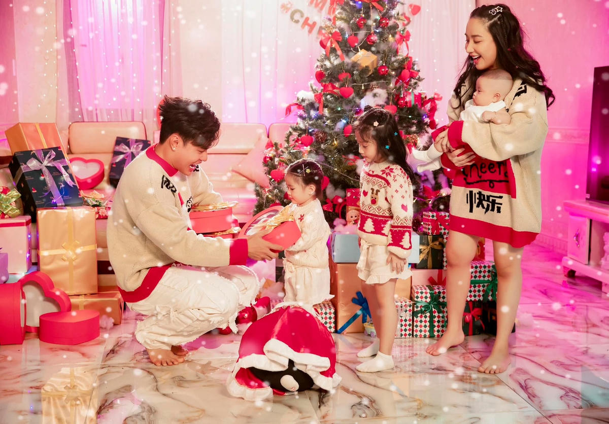 Loạt khoảnh khắc dễ thương nhưng không kém phần ấm áp đốn tim fan hâm mộ. 