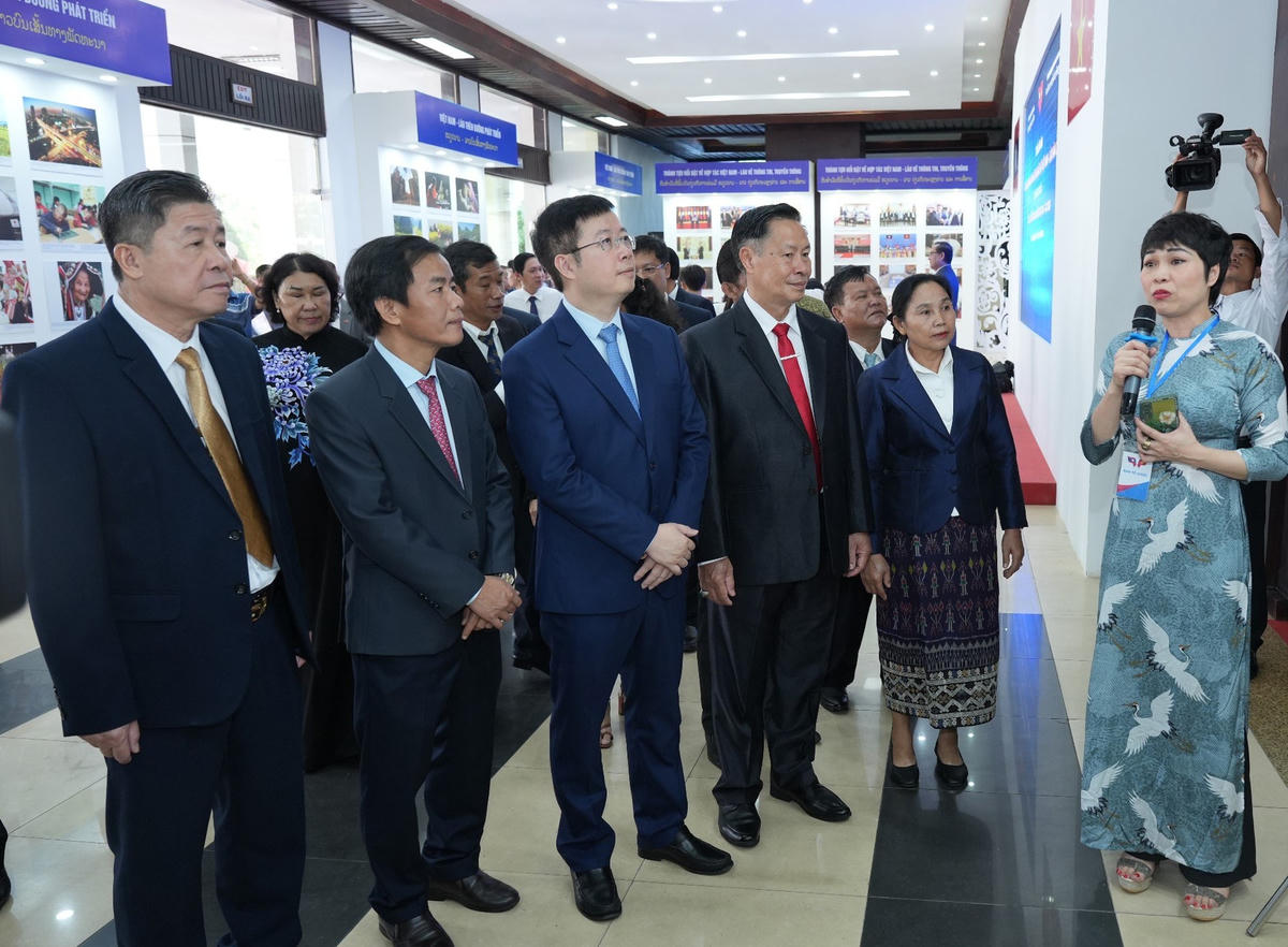 Đại biểu hai nước đã tham quan Triển lãm ảnh, ôn lại lịch sử 61 năm quan hệ hữu nghị đặc biệt Việt Nam - Lào.
